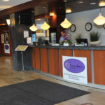 Hotelli Haagan reception-tiski ala-aulassa.