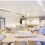 Haaga-sali tässä hotellin sivustolta kaapatussa kuvassa neuvottelupöydin sisustettuna.