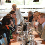 Vuosikokouksen jälkeen kokoonnuimme buffet-illalliselle, tässä ollaan jo jälkiruoka-vaiheessa.