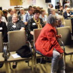 Keskikäytävän vasen puoli kokouksen aloitustunnelmissa.