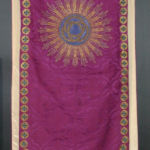 Martia Schwartzbergin suunnittelema ja hänen osaomistamansa Suomen Käsityön Ystävät -kutomon valmistama Kalllion kirkon (Helsinki) messukasukka. Lisätietoa löydät kotisivuiltamme kohdassa Tietoa suvusta > Maria Schwartzberg > Maria Schwartzberg tekstiilitaiteilijana.