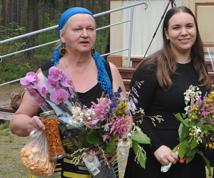 Kukitettuna kirkon pihalla tilaisuuden päätyttyä oikealla Lauran roolissa esiintynyt Katri Kantola, vierellään Kyläoopperan taiteellinen johtaja ja koko projektin alkuunpanija, Helena Vähäsarja-Haataja.