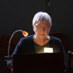 Iltahartauden alkuvirren jälkeen Marja (Lilli) Mustakallio luki katkelmia Raamatusta.